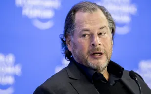 هل سيقضي الذكاء الاصطناعي على الموظفين؟ مارك بينيوف يحسم الجدل