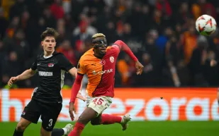 أوسيمين يرد على عرض جلطة سراي.. والهلال يترقب قراره النهائي