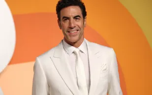 ساشا بارون كوهين يثير الدهشة بجسدٍ رياضي بعد شهر واحد من طلاق إيلا فيشر