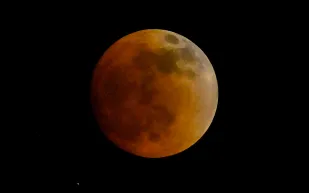 خسوف القمر الدموي في سبتمبر.. أطول ظاهرة فلكية لعام 2025