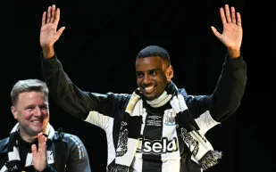 عرض تاريخي من الهلال لضم ألكسندر إيزاك.. هل يتفوق على صفقة أوسيمين؟ (فيديو) 