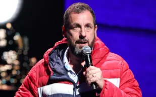 رسالة خاصة من آدم ساندلر لتايلور سويفت .. ماذا قال نجم الكوميديا عنها؟