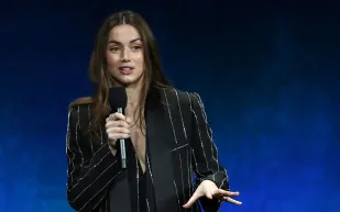 هل يمنحها توم كروز الأمان العاطفي؟ آنا دي أرماس تفكّر في الأمومة