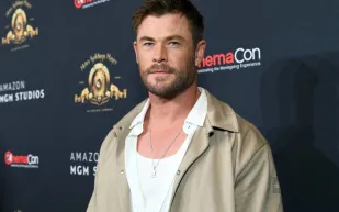 كريس هيمسوورث يخطف الأضواء بساعة أوديمار بيغيه نادرة تزين معصمه 