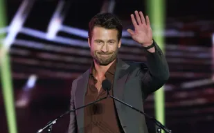 غلين باول يقتحم عالم ستيفن كينغ في The Running Man (فيديو)