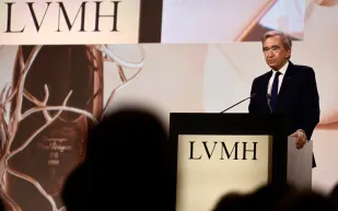 LVMH تعود إلى الصدارة.. وثروة أرنو تلامس 146 مليار دولار