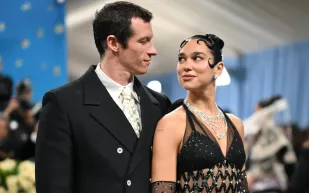 دوا ليبا وخطيبها كالوم تورنر يتألقان في هايد بارك