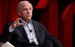 ملياردير أمريكي يحذّر ويُرجّح الذهب على العملات الرقمية