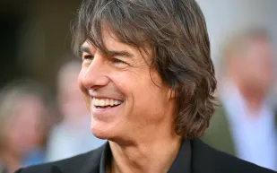 توم كروز يفاجئ جمهوره في حفل ويمبلي بحضور لافت ورفقة رومانسية (فيديو) 