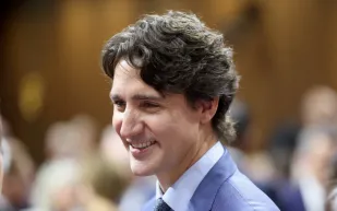 كايتي بيري وجاستن ترودو  على طاولة واحدة.. هل تجمعهما علاقة عاطفية؟ (فيديو)