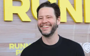 آيك بارينهولز مرشح لتجسيد إيلون ماسك في فيلم جديد عن الذكاء الاصطناعي