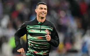 الجانب الإنساني للدون: عندما أهدى كريستيانو رونالدو طاقم فريقه كاملاً هدايا فاخرة