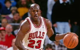 عرض تذكرتين نادرتين لأول مباراة لمايكل جوردن للبيع في مزاد