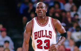 بـ400 ألف دولار.. ساعة نادرة على معصم مايكل جوردان تثير دهشة متابعيه (فيديو) 