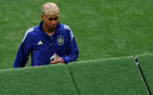 رسميًا.. لامين يامال يرتدي القميص رقم 10 حتى 2031 في برشلونة (فيديو) 