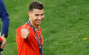 رونالدو يخطف الأنظار بساعة ذهب وألماس من Jacob & Co