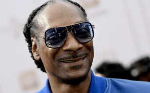 سنوب دوغ يكشف عن قميص سوانزي.. ورد غير مباشر على رايان رينولدز (فيديو)