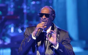 سنوب دوغ يدخل ملاعب الكرة.. استثمار مفاجئ في نادي سوانزي سيتي الإنجليزي