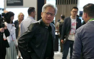 الرئيس التنفيذي لـNvidia: الذكاء الاصطناعي لن يسرق وظيفتك بل سيُغيّرها