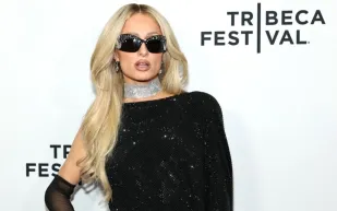 باريس هيلتون وزوجها يشتريان قصرًا بـ63 مليون دولار في بيفرلي هيلز