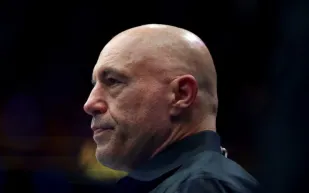 كم تبلغ ثروة جو روغن؟.. أرقام مذهلة عن أغنى مقدم بودكاست في العالم (فيديو)