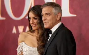 مفاجأة صادمة.. لماذا تطلب أمل كلوني من ضيوفها تسليم هواتفهم؟