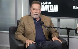 شوارزنيغر يكشف طريقة غير مألوفة لبناء القوة البدنية (فيديو)