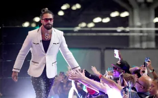 هل تودّع WWE أحد أعمدتها؟ إصابة سيث رولينز تقلب الحسابات