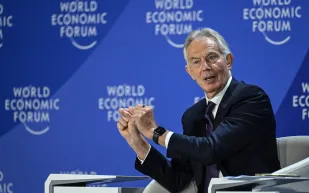 رئيس الوزراء البريطاني الأسبق يركّب مسبحًا "يختفي" بقيمة 650 ألف دولار في قصره