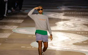 من عروض Louis Vuitton إلى "جوقة الشرف".. فاريل ويليامز يدخل تاريخ الموضة