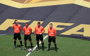 تمديد تجربة الكاميرات المثبتة على الحكام في البطولات الرياضية