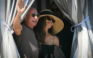 بيزوس ولورين يعودان للأضواء برحلة فاخرة بعد زفاف الـ50 مليون دولار