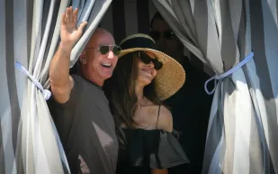 جيف بيزوس يفاجئ العالم بمظهر جديد بعد أكثر من عقد من الصلع الكامل (صور)