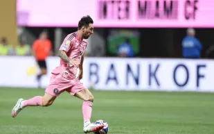  بعد خطأ كارثي.. ميسي يُعيد للأذهان لمسات مارادونا الخالدة (فيديو)