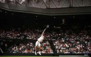 لماذا تفرض بطولة ويمبلدون حظرًا زمنيًا على المباريات الليلية؟