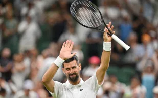 حبوب معجزة تعيد ديوكوفيتش لقمة ويمبلدون (فيديو)