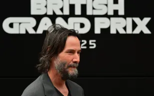 بعد براد بيت.. كيانـو ريفز يطمع في مقعد فورمولا 1! (فيديو)