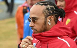 لويس هاميلتون يكشف عن تعاونه الثاني مع ديور: أزياء بروح السباق