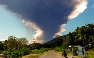 أندونيسيا ترفع حالة التأهب القصوى بعد ثوران بركاني عنيف (فيديو)