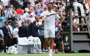 ديوكوفيتش يتألق في ويمبلدون 2025 ويحظى بمتابعة روجر فيدرر  (فيديو)