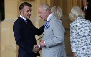 شجرة وألوان مائية وكتاب نادر.. الملك تشارلز يكرم ماكرون بثلاث هدايا فاخرة