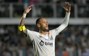 نيمار يتألق بساعة Patek Philippe Nautilus بقيمة 75 ألف دولار