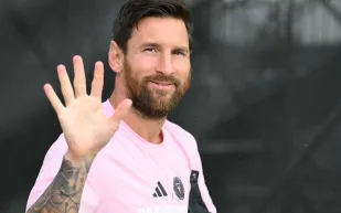 ميسي وزوجته يختاران الأناقة ويتألقان بساعات رولكس في حفل كولدبلاي