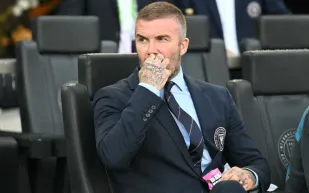 ديفيد بيكهام يحلق رأسه بنفسه.. والنتيجة "كارثية" تصدم فيكتوريا (فيديو) 