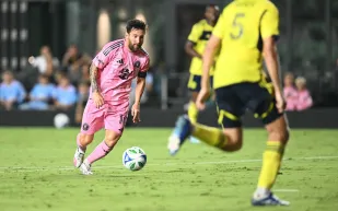 ميسي يسجل ثنائيته الخامسة تواليًا ويقود إنتر ميامي للفوز على ناشفيل (فيديو)