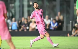 ميسي يقترب من تحطيم رقم بيليه في تسجيل الركلات الحرة (فيديو)