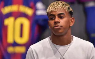 لامين يامال يخطف الأنظار بساعة Rolex Daytona الفاخرة خلال جولة برشلونة الآسيوية