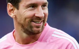 ظهور ليونيل ميسي وزوجته على شاشة كولدبلاي يشعل حفل ميامي (فيديو)