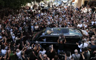آلاف المحبين يشيّعون زياد الرحباني من بيروت إلى بكفيا (فيديو)