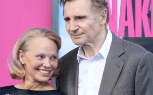 باميلا أندرسون: ليام نيسون "رجل محترم".. وهذا أول ما جذبني